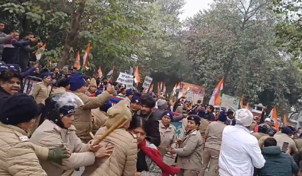 अंकिता भंडारी हत्याकांड में न्याय की मांग को लेकर कांग्रेस का हल्ला बोल, बैरिकेडिंग तोड़ डीएम कार्यालय पहुंचे कांग्रेसी